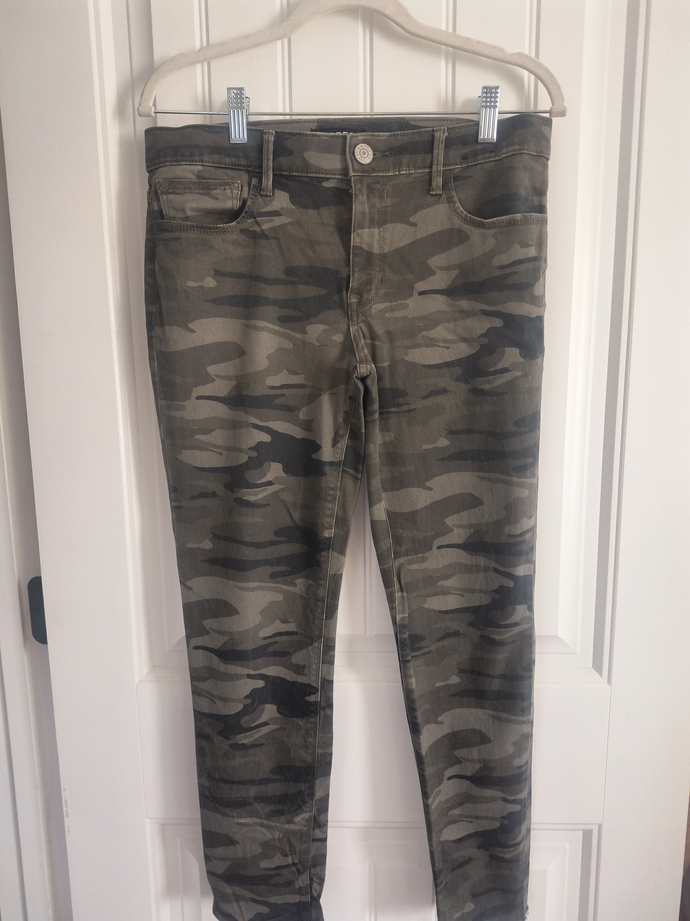 Express Women’s Camo Skinny Jeans - Olive